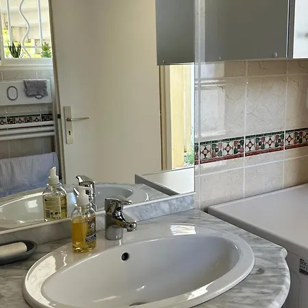 Apartamento Avec Terrasse Proche Et Commerces, Parking, Wifi - Fr-1-652-61